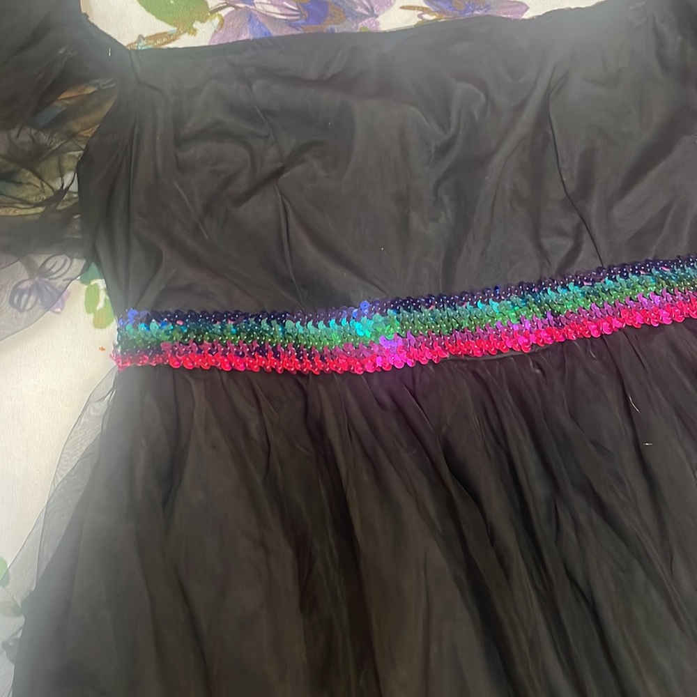 Elegant Black Dress with Sequin Detail - Picture 3 of 9